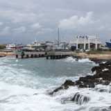 C�� persino un cantiere navale, appartenente alla famiglia Uva. Chiediamo di entrare per poter scoprire che tipo di litorale c�� in questa zona: il permesso ci viene accordato e ci ritroviamo cos� su una costa aspra dominata da pontili e grossi pescherecci in fase di costruzione
